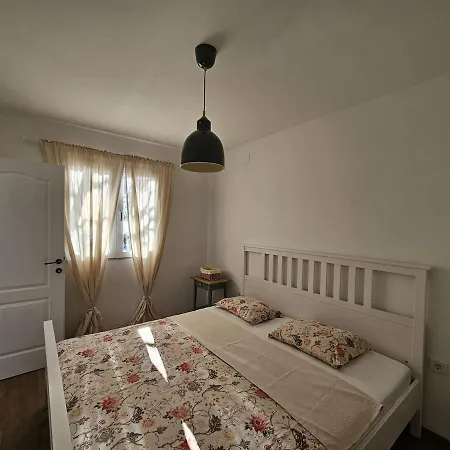 Robinzonska Kucica Casa de Férias Betina (Sibenik-Knin)