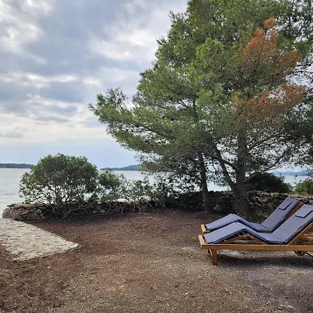 Robinzonska Kucica Casa de Férias Betina (Sibenik-Knin)