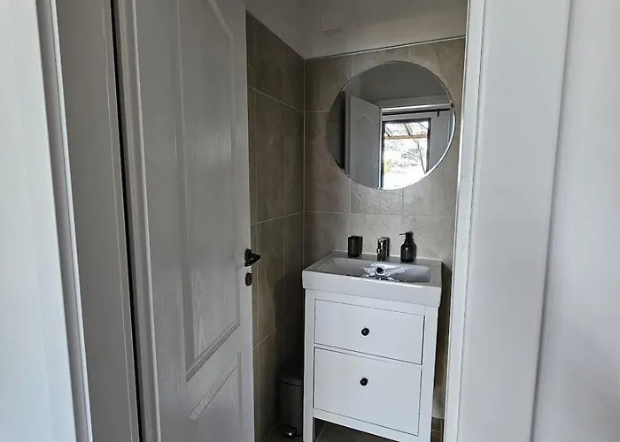 Robinzonska Kucica بيت للعطل